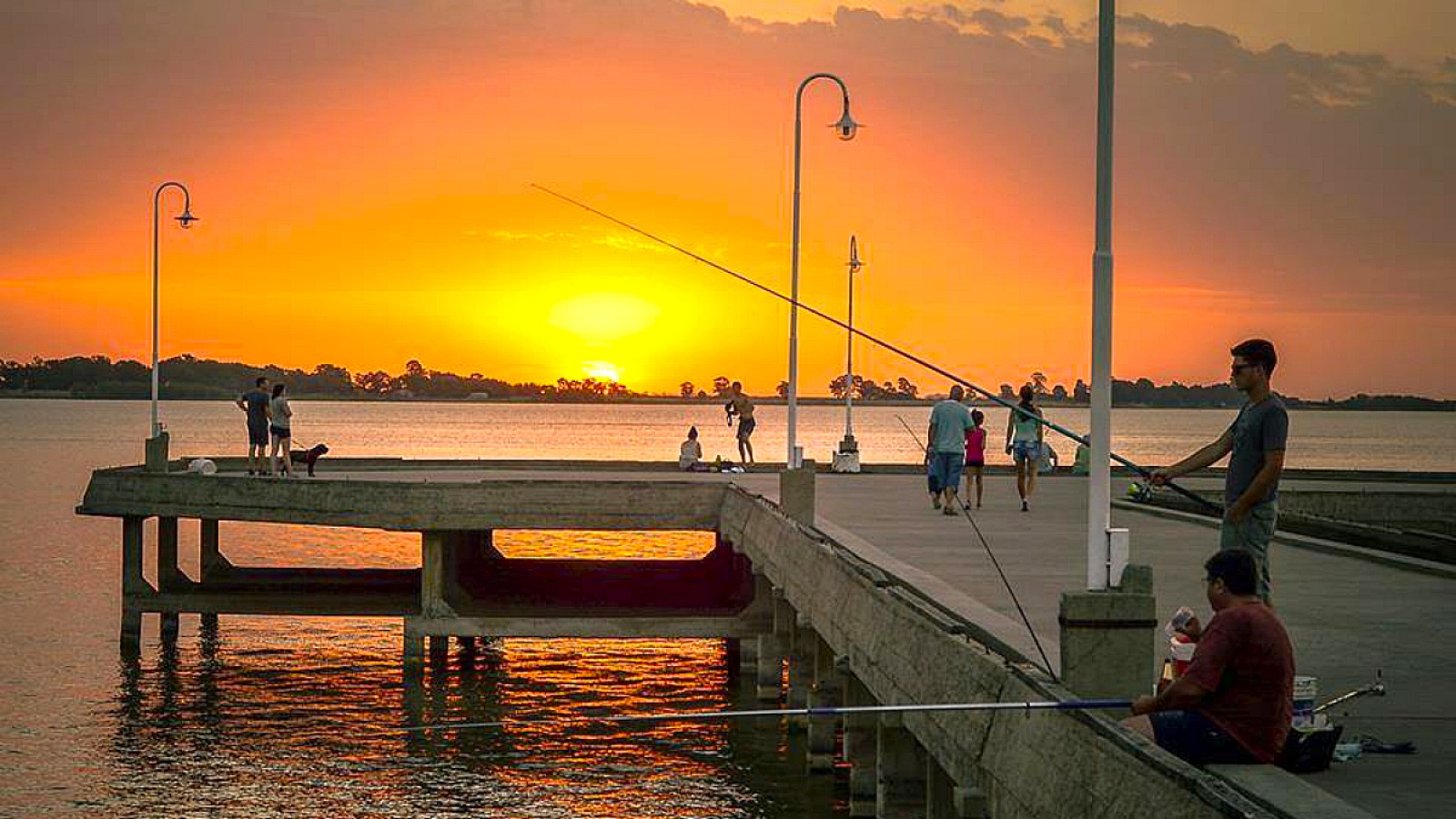 A hora y media de CABA: el pueblito con laguna, costanera y asado a la estaca para escaparse el fin de semana