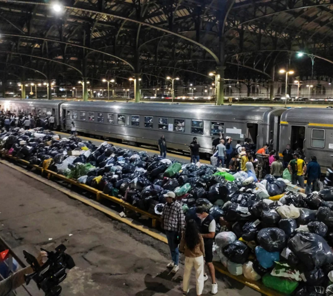 Un tren solidario con donaciones para los afectados del temporal llegó a Campana