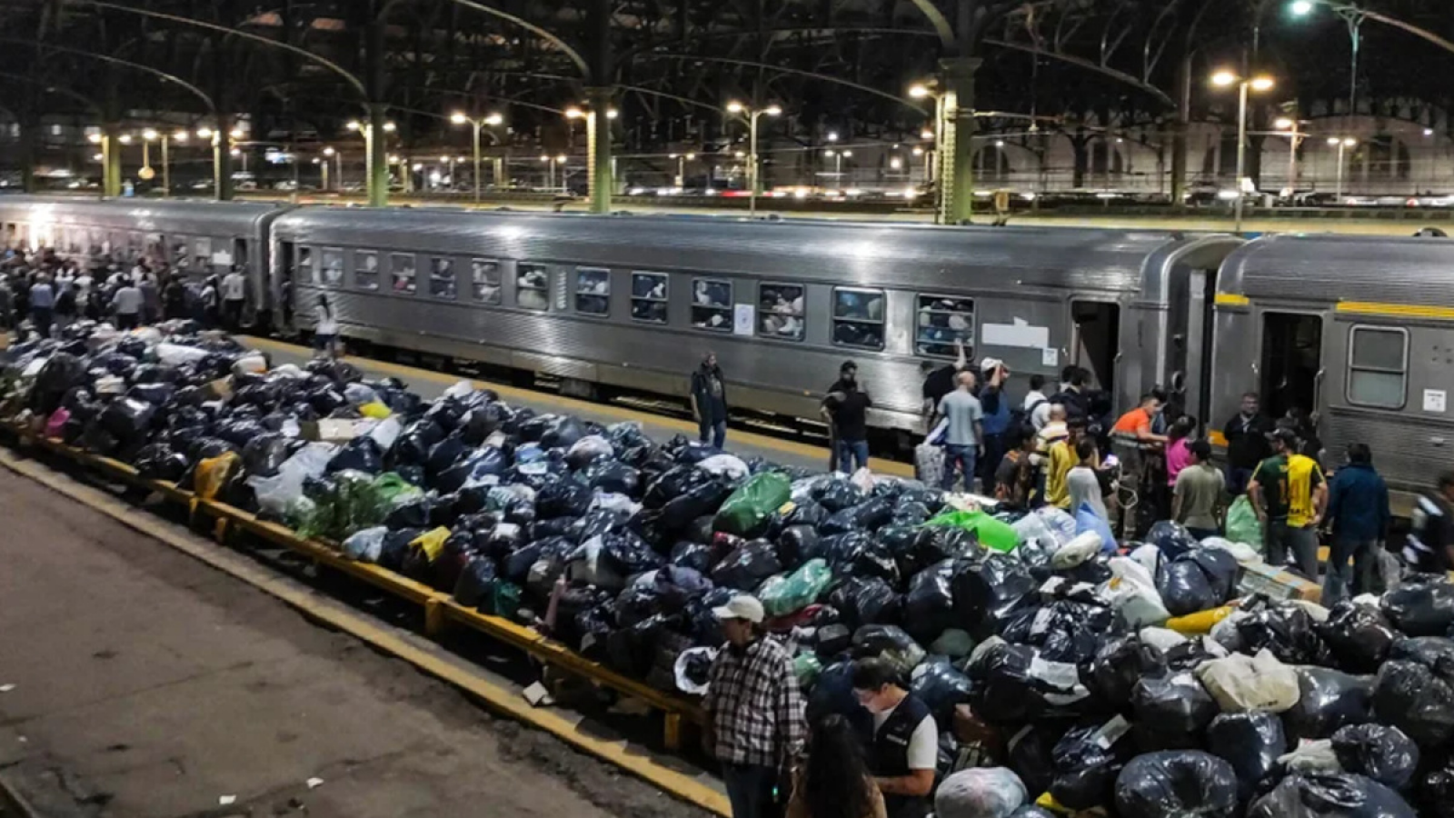 Un tren solidario con donaciones para los afectados del temporal llegó a Campana