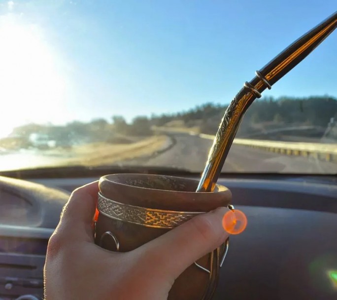 Multas de hasta $420.000 por tomar mate en la ruta: ¿dónde está prohibido?