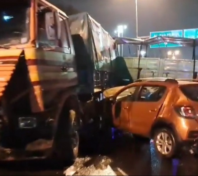 Caos en General Paz: Choque de camión y dos autos deja tres heridos y congestiona la autopista