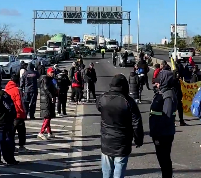 Siguen las manifestaciones por el cierre de la salada, cortaron el camino negro