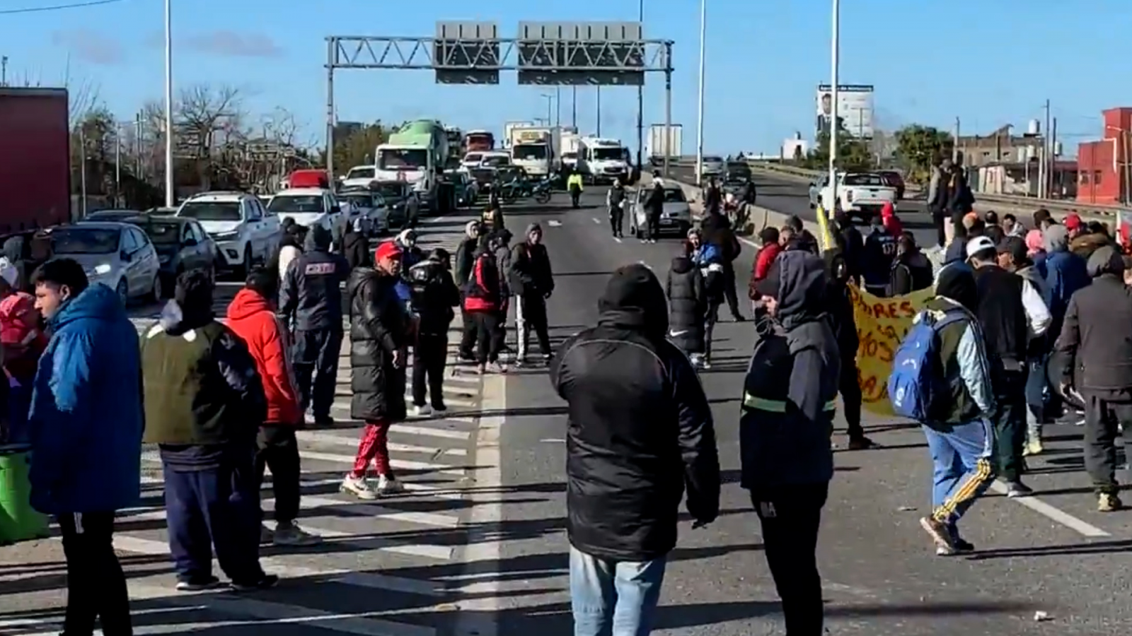 Siguen las manifestaciones por el cierre de la salada, cortaron el camino negro
