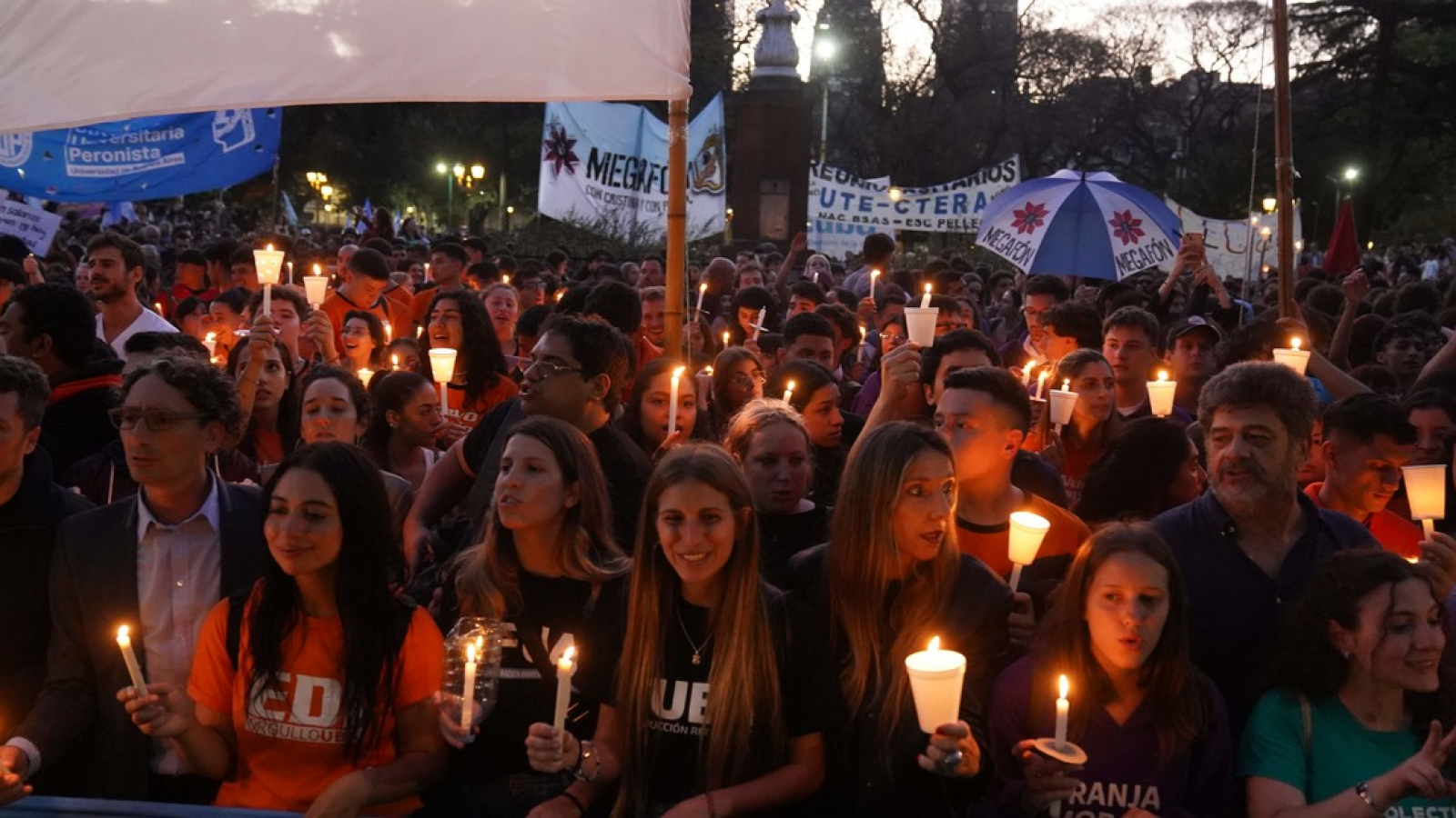 Apesar del anuncio del Gobierno de mejorar los salarios, los residentes marcharon