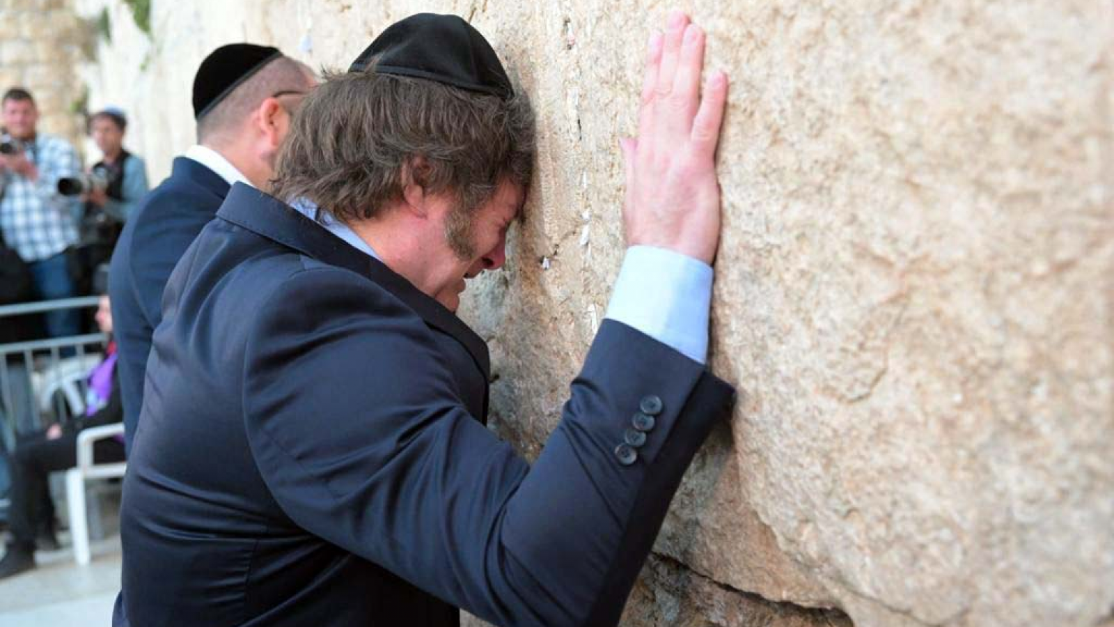 Milei ya se encuentra en Israel y su primera actividad fue visitar el muro de los lamentos