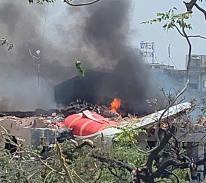 Un avión de Air India que iba a Londres se estrello con 242 personas a bordo