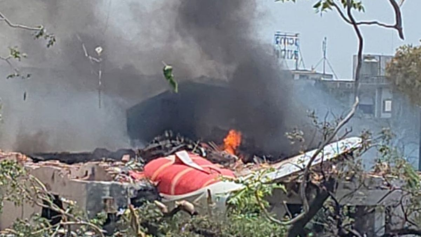 Un avión de Air India que iba a Londres se estrello con 242 personas a bordo