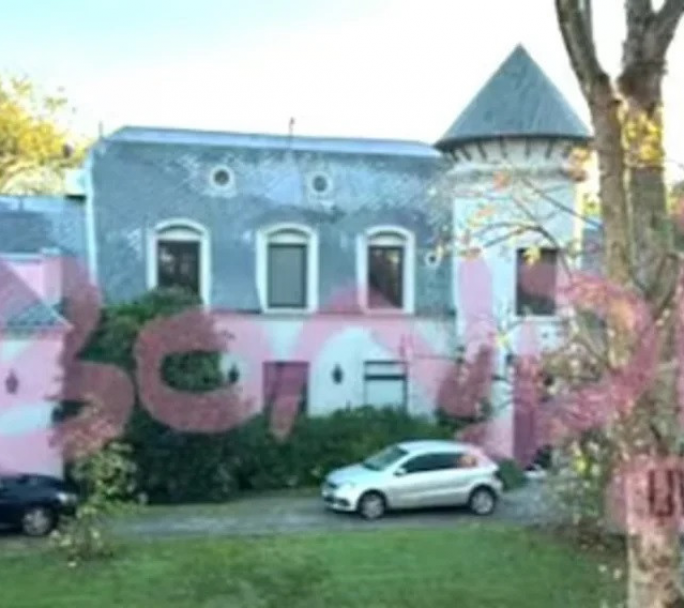 Para igualar a Wanda Nara , La China Suarez se compraria un mini palacio