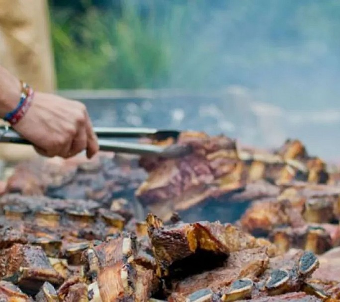 Día del Padre: cuánto cuesta un menú de asado libre en una parrilla a 1 hora de CABA