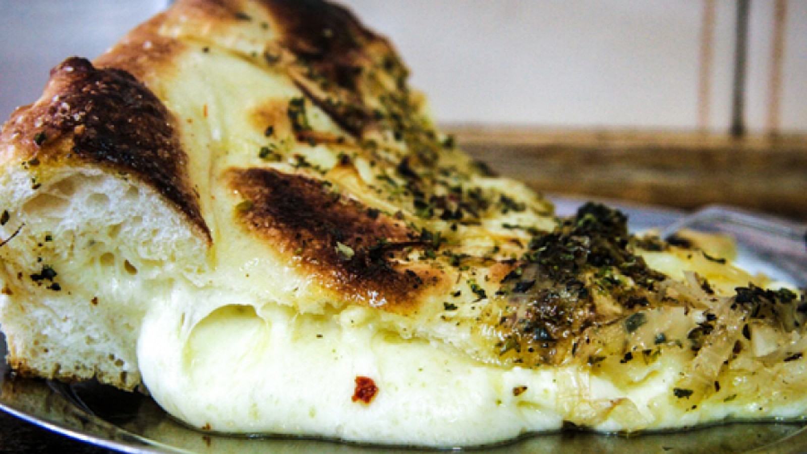 La fugazzeta más famosa es de Villa Ortúzar y lleva 1.2 kg de muzzarella