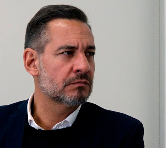 Critica del Legislador Siciliano a Rodrigo de Loredo por el uso de IA contra Llaryora