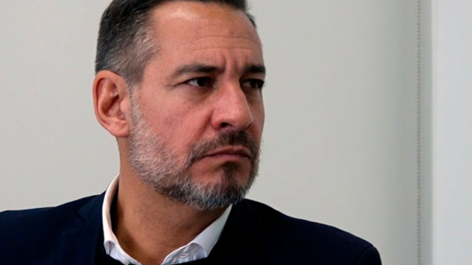 Critica del Legislador Siciliano a Rodrigo de Loredo por el uso de IA contra Llaryora