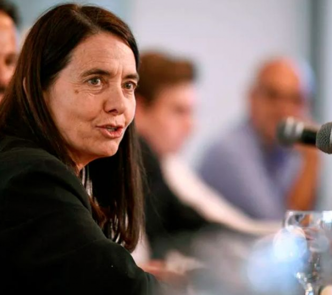 En el Senado la presidenta de una comisión se levantó y un senador k tomo el control y aprobó un aumento