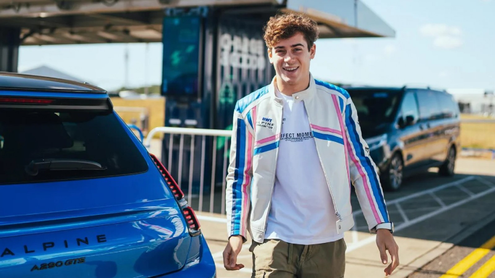 Colapinto apareció en Silverstone con una campera que vale $2 millones