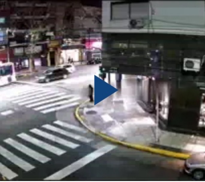 Impactante: Colectivo atropella a peatón y choca semáforo en Recoleta