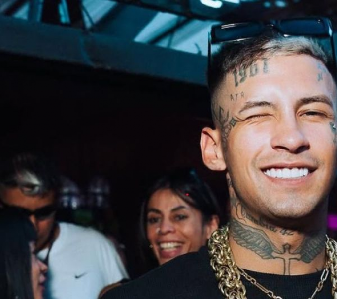 L- Gante  en España imitó a Charly Garcia y se tiró a una piscina desde una ventana