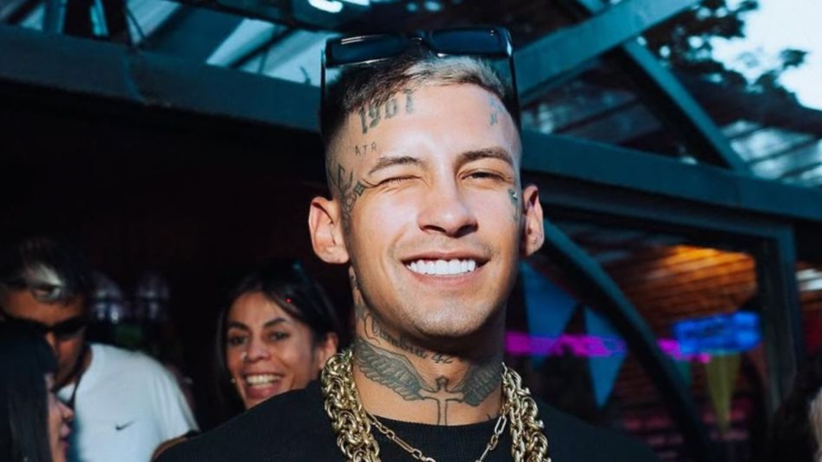 L- Gante  en España imitó a Charly Garcia y se tiró a una piscina desde una ventana