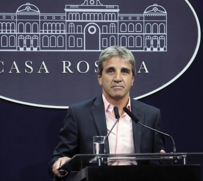 Caputo amenaza a los bancos: "Si insisten con no acatar las normas, habrá que tomar medidas" por el secreto fiscal