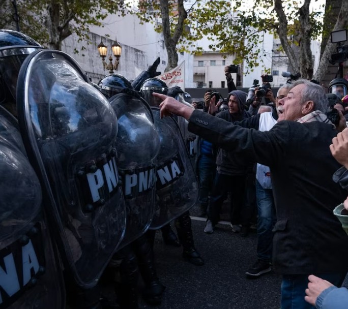 Senadores K piden a Villarruel prohibir a policías usar baños durante operativos