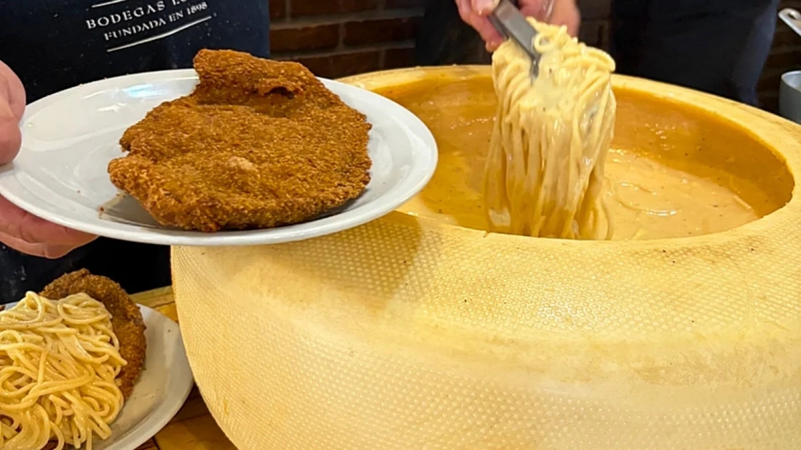 Cacio e Pepe en horma de queso de 45 kg: la receta "viral" de Mar del Plata