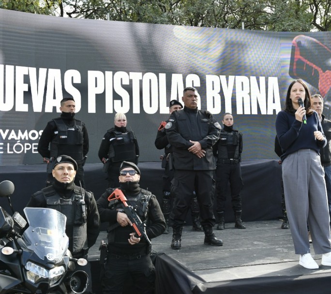 Soledad Martínez presentó las nuevas armas de munición no letal en Vicente López