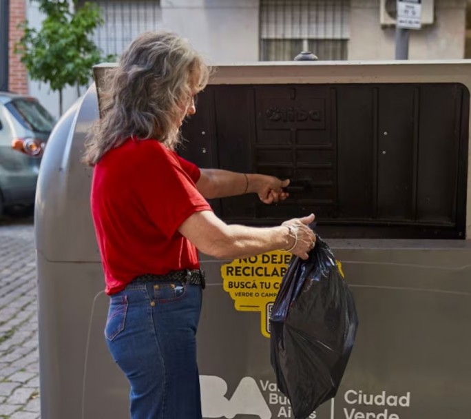 El Gobierno porteño obliga a "limpiar" a quienes revuelvan la basura