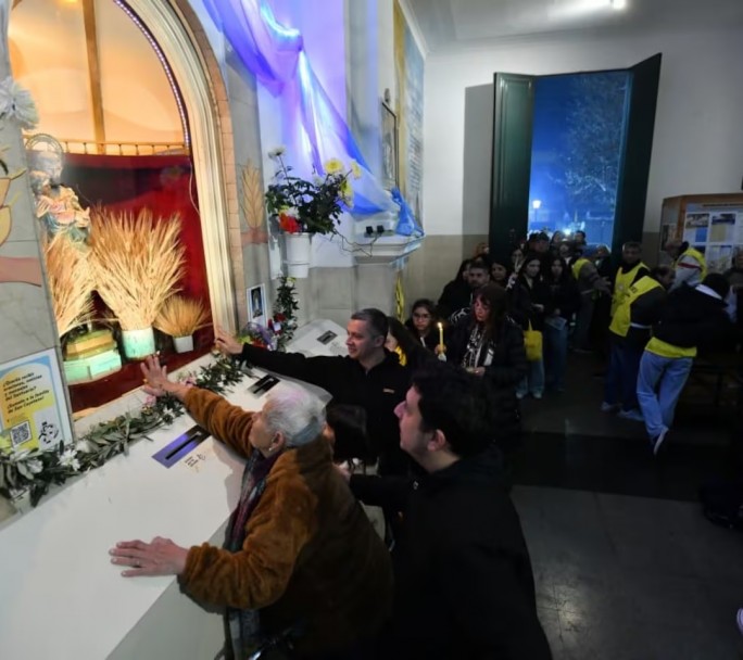 Cientos de fieles se congregan en el santuario de Liniers y marchan a Plaza de Mayo por "paz y trabajo"