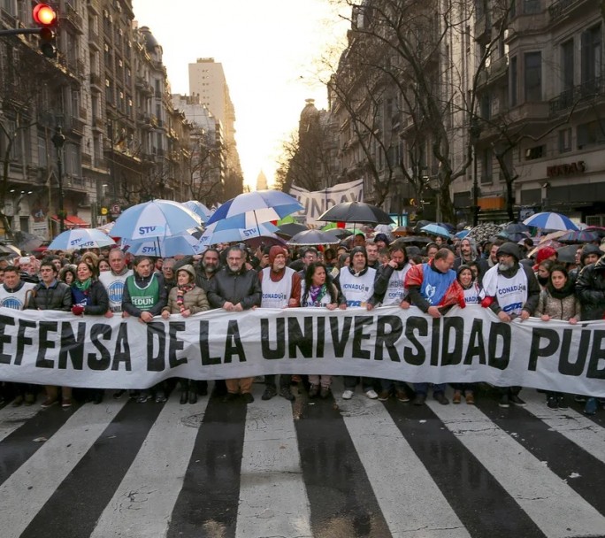 Docentes y no docentes de la UBA inician un paro de 24 horas por recomposición salarial