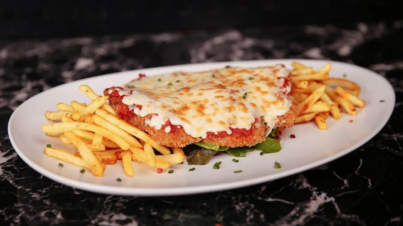 Milanesa a la Napolitana con fritas a $9.700 en un bodegón de Palermo