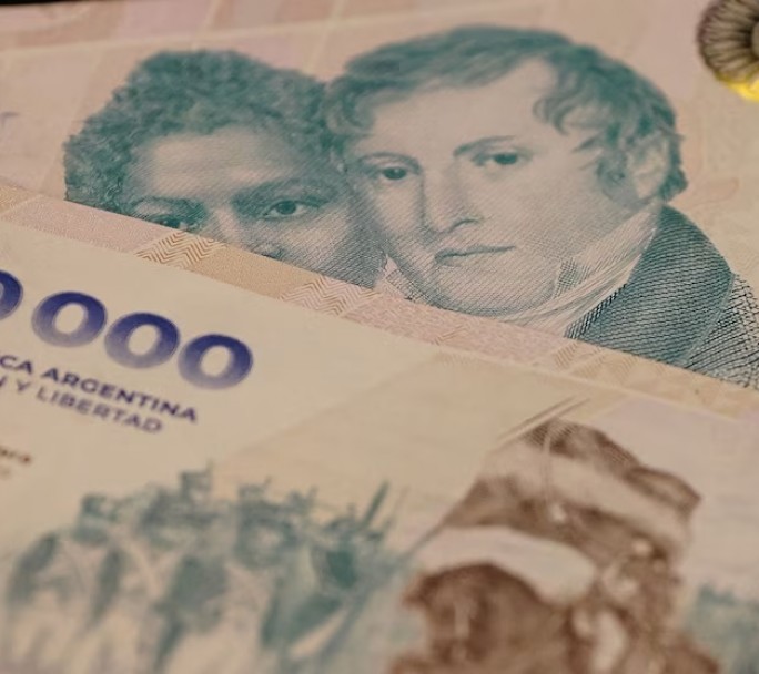 El Gobierno se prepara para una baja de tasas y licita bonos con la mirada en el dólar