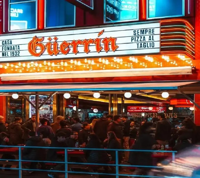 Cuánto cuesta comer en la pizzería porteña más famosa en agosto 2025