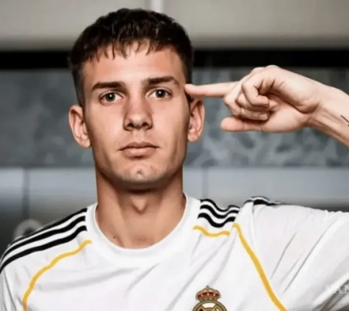 Franco Mastantuono  en el día de su cumpleaños firmo su contrato con Real Madrid