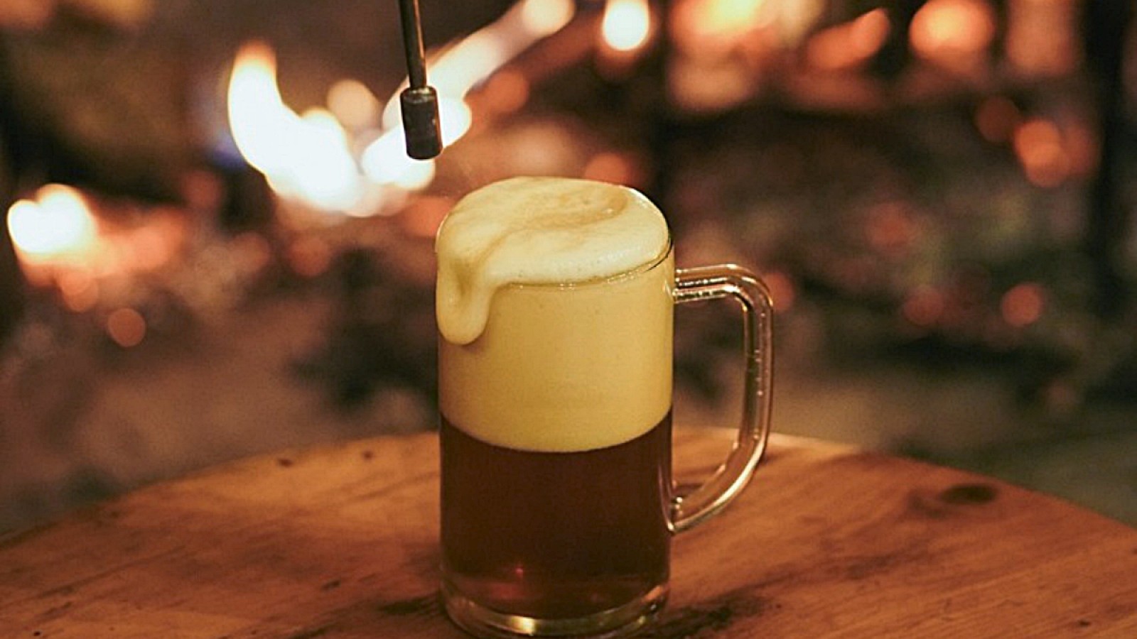 Cómo es el Beer Poking, el ritual secreto para caramelizar la cerveza