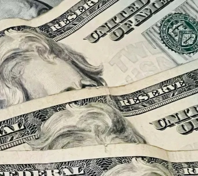 El dólar oficial avanza por tercera jornada consecutiva a pesar del apretón monetario