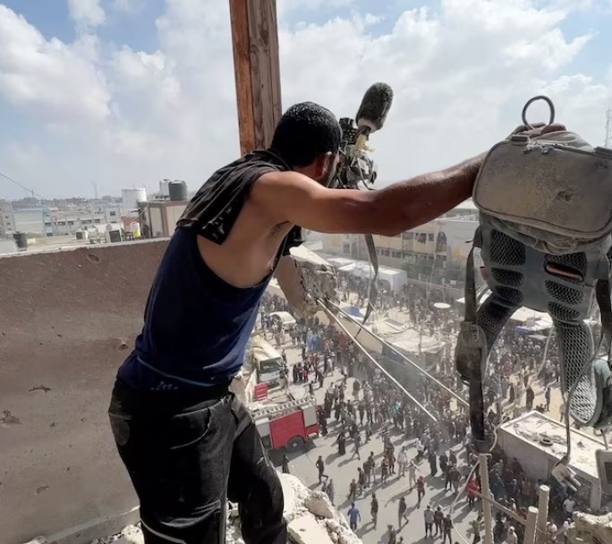 Bombardeo israelí contra un hospital de Gaza deja 19 muertos, incluidos cuatro periodistas