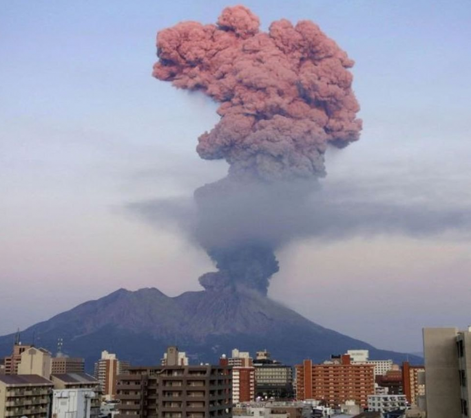 Entro en erupción un volcan en el suroeste de Japón, se trata del Monte Shinmoe