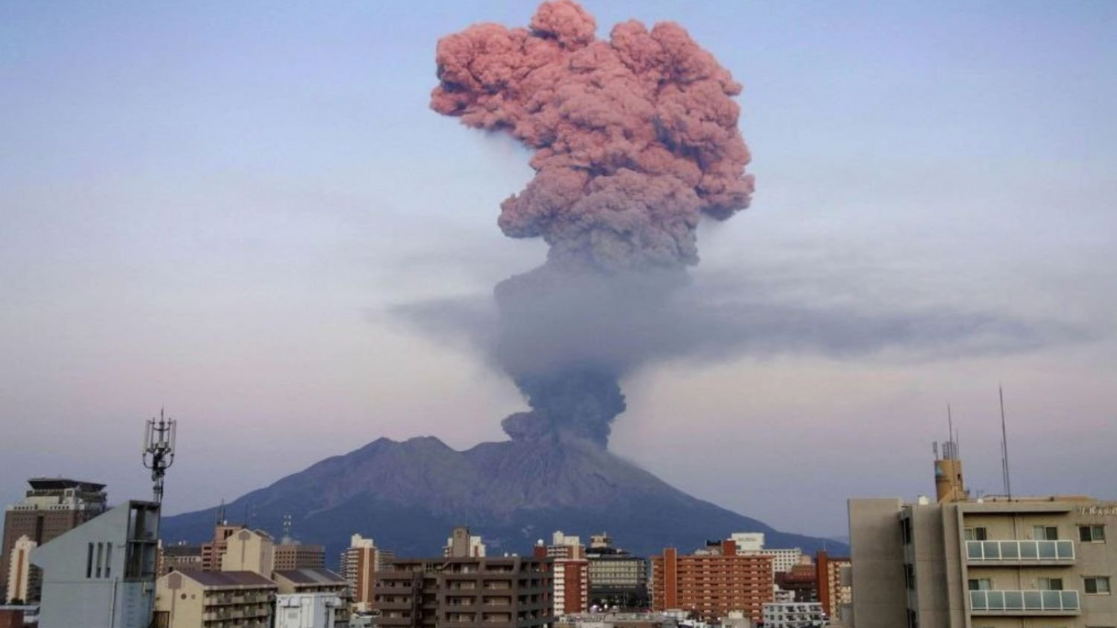 Entro en erupción un volcan en el suroeste de Japón, se trata del Monte Shinmoe
